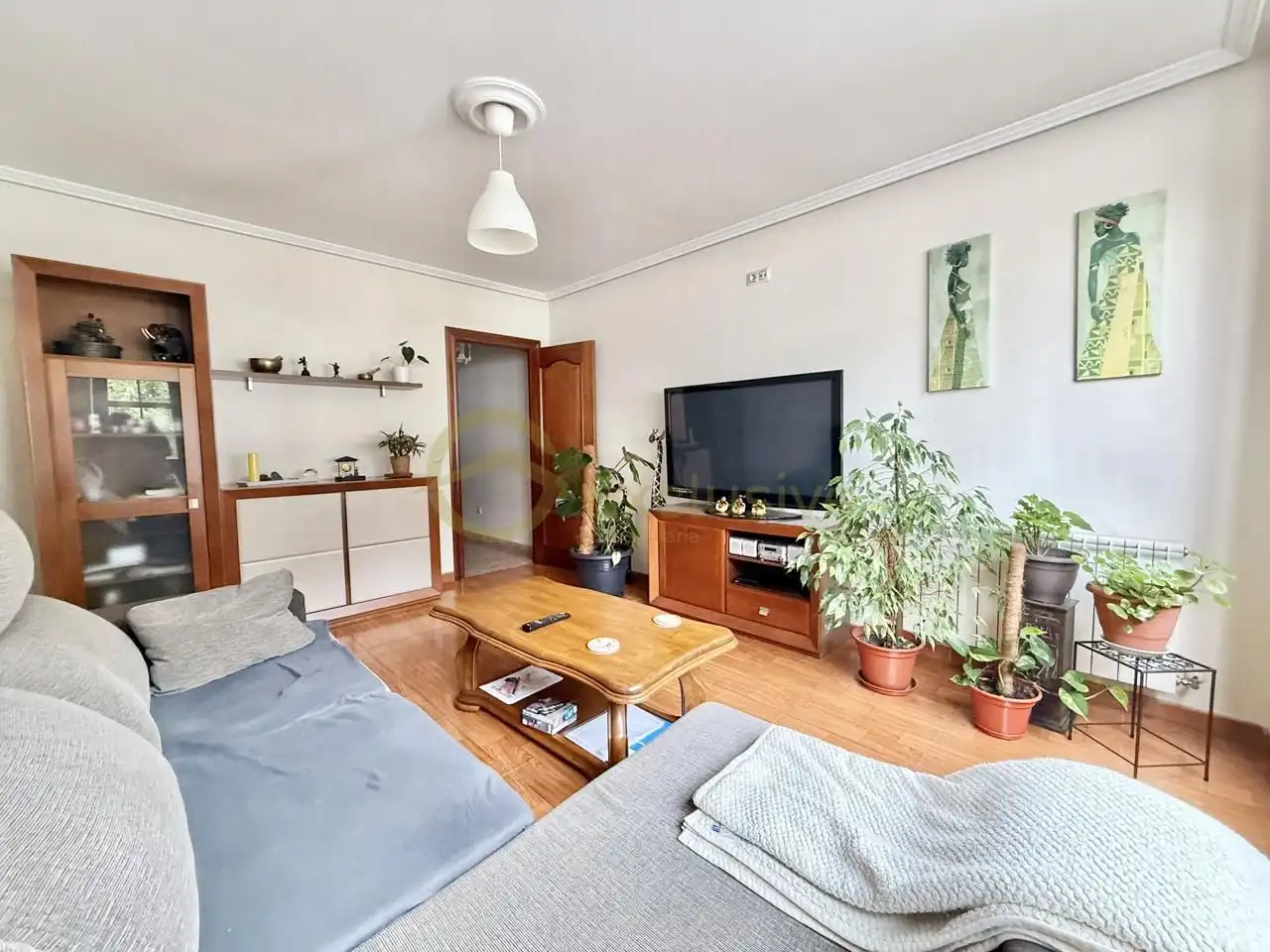Sala d'estar de Casa adosada en venda en Avilés amb Calefacció, Jardí privat i Terrassa