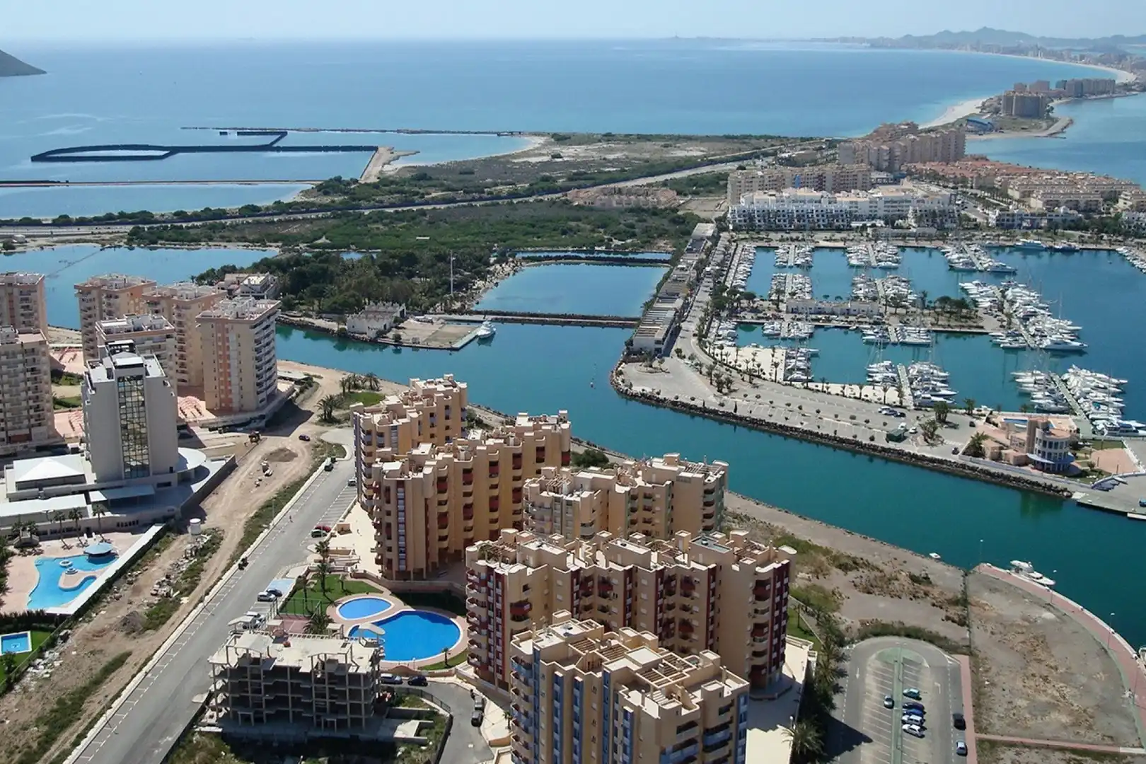 Vista exterior de Piso en venta en La Manga del Mar Menor con Aire acondicionado, Calefacción y Jardín privado