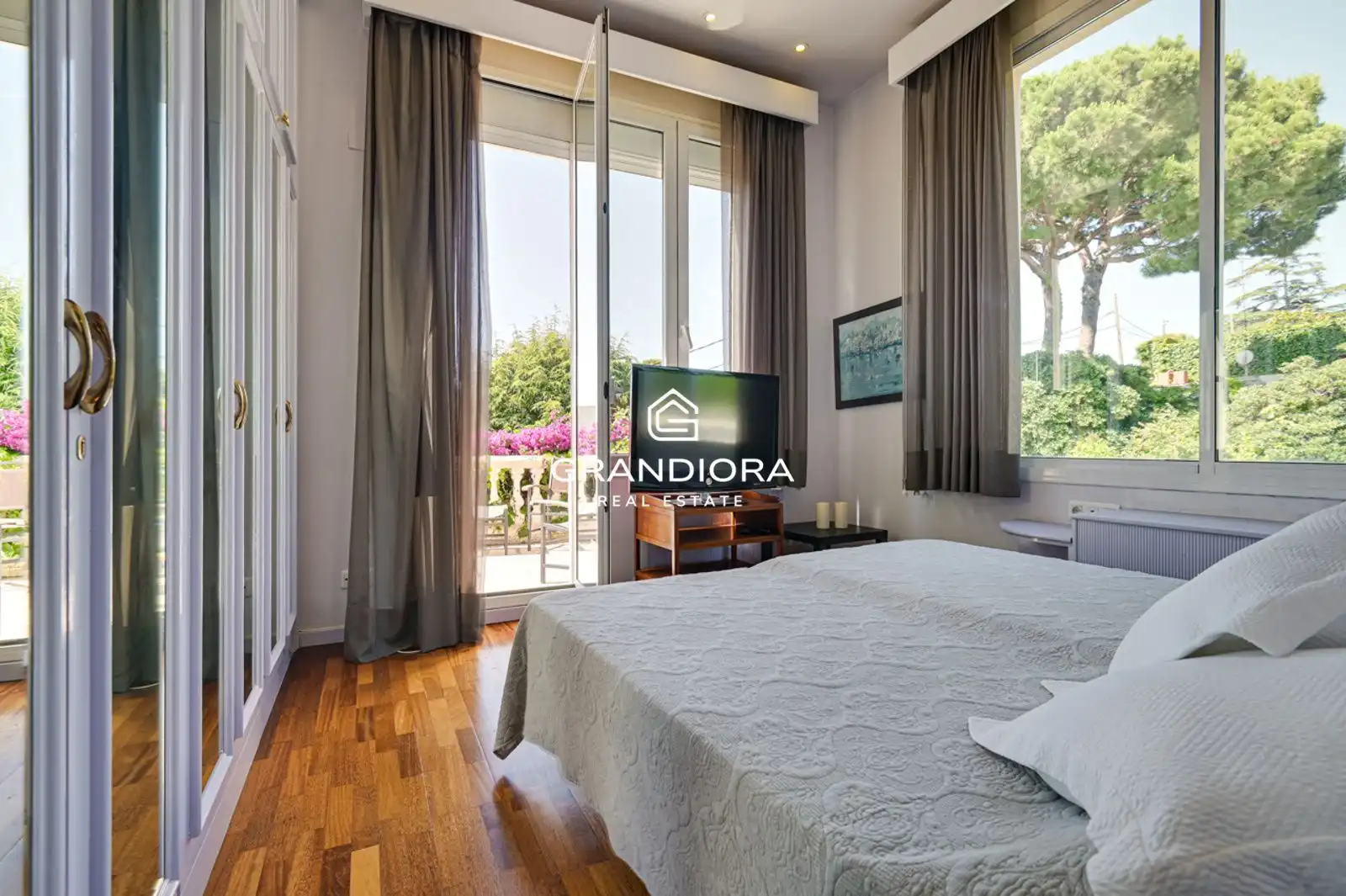 Bedroom of Houses for sale in El Masnou  with Air Conditioner, Terrace and Swimming Pool