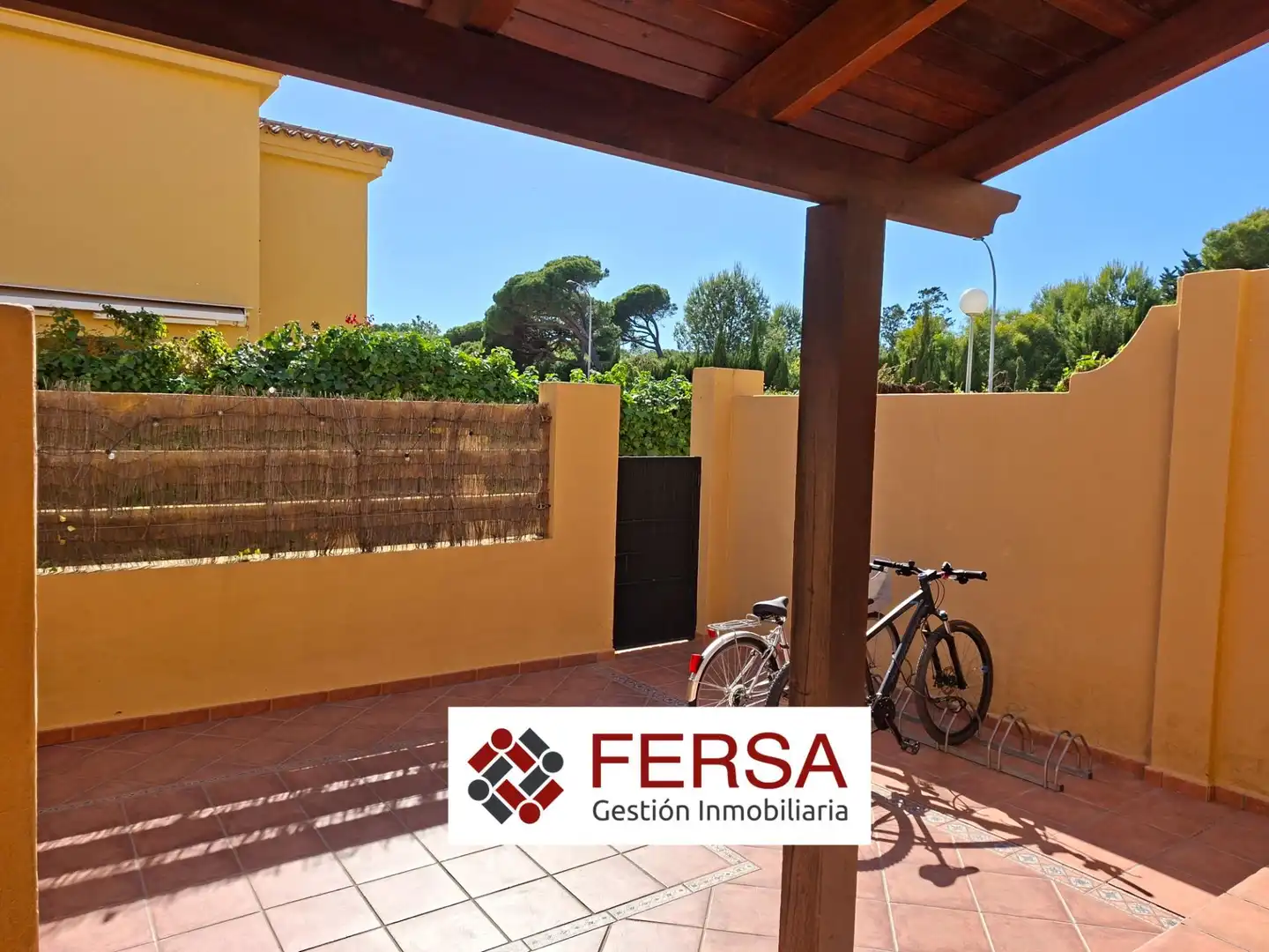 Vista exterior de Casa adosada en venda en El Puerto de Santa María amb Aire condicionat, Calefacció i Jardí privat