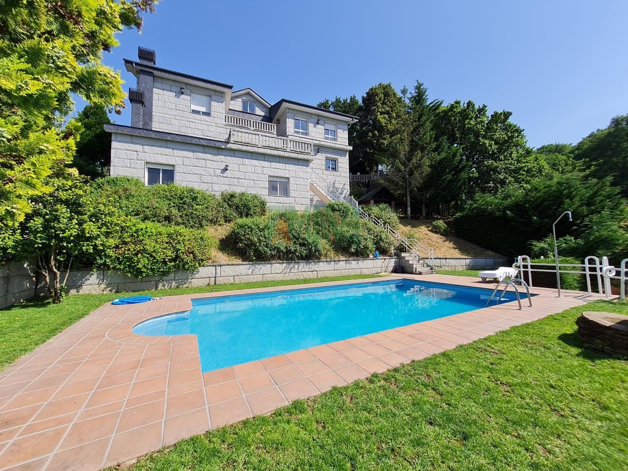 Piscina de Casa o xalet en venda en Ourense Capital  amb Calefacció, Jardí privat i Parquet