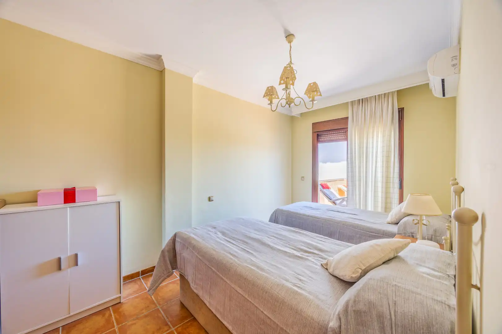 Dormitori de Casa adosada en venda en La Alcaidesa amb Aire condicionat, Jardí privat i Terrassa