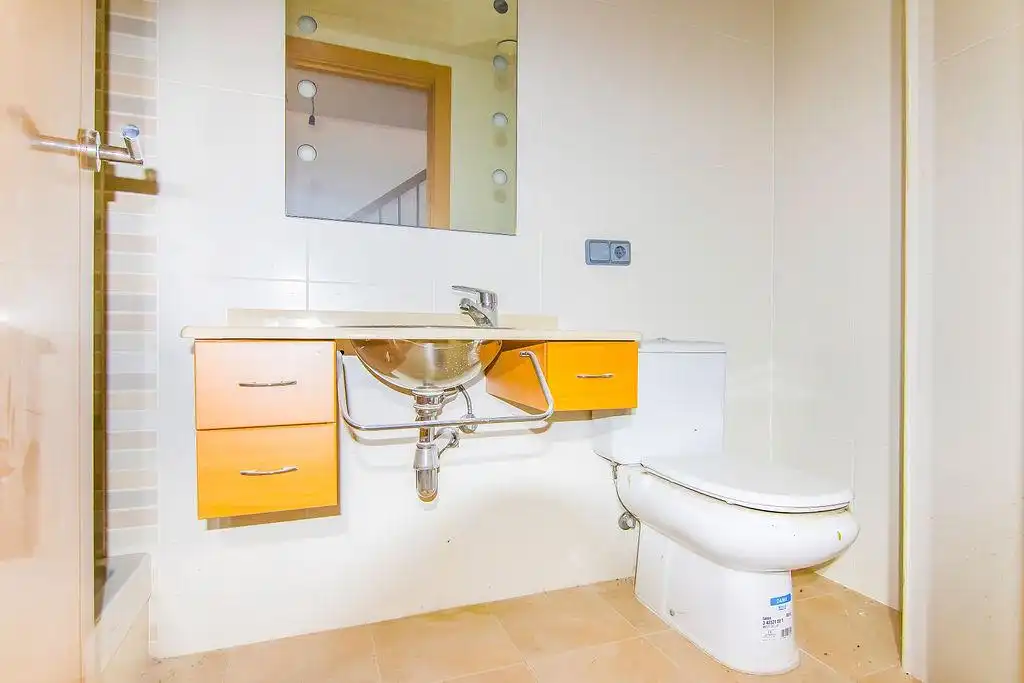 Bathroom of Flat for sale in Bell-lloc d'Urgell