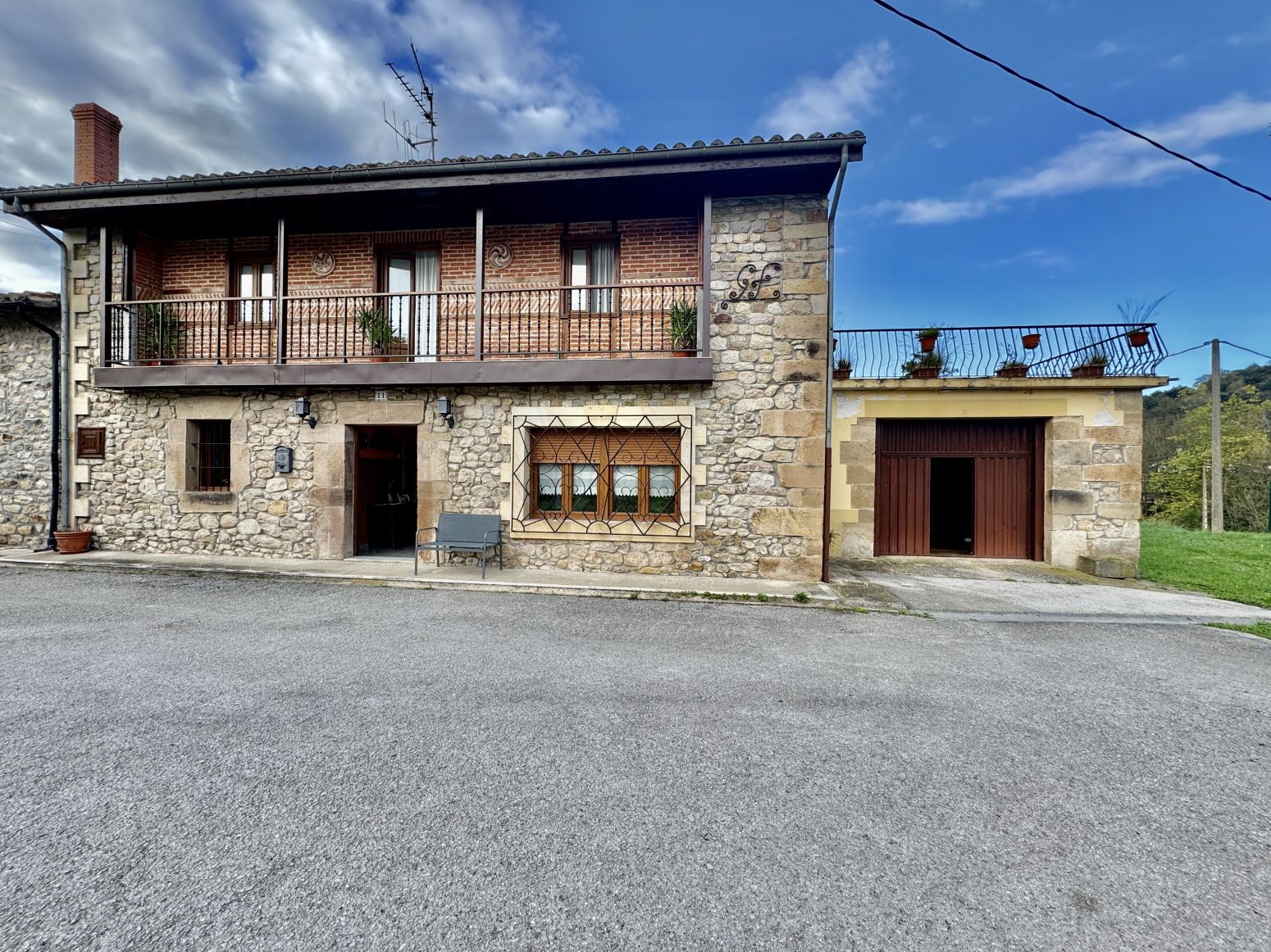 Vista exterior de Casa adosada en venta en Molledo con Parquet, Terraza y Amueblado