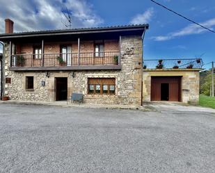 Vista exterior de Casa adosada en venda en Molledo amb Parquet i Terrassa