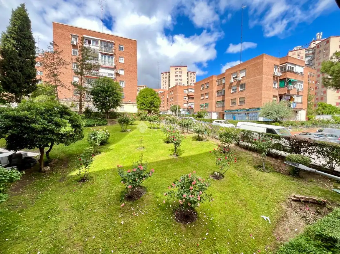 Vista exterior de Piso en venta en Madrid con Calefacción y Terraza