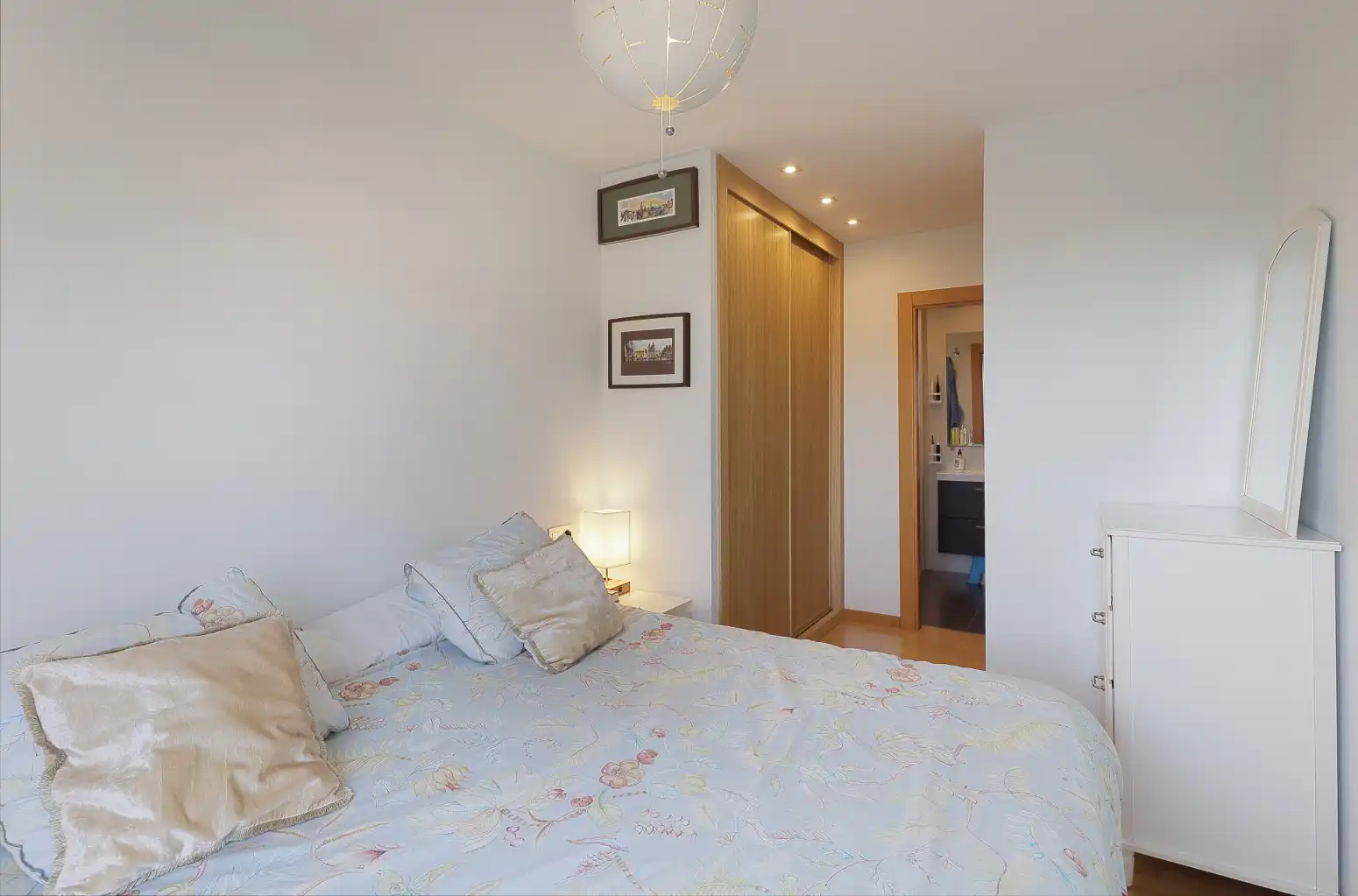 Habitación de Ático en venta en Oviedo  con Calefacción, Terraza y Trastero