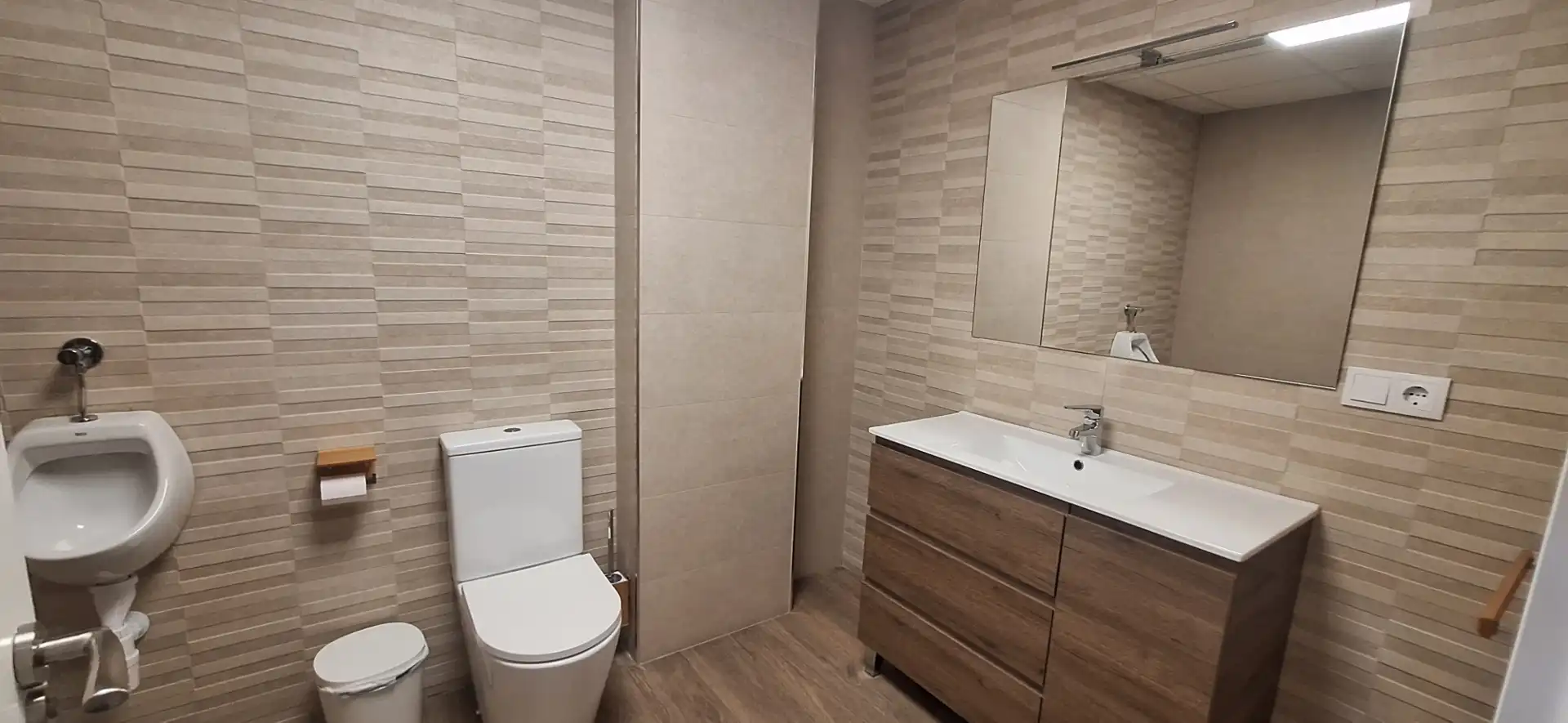 Badezimmer von Fabrikhallen zur Miete in Bétera