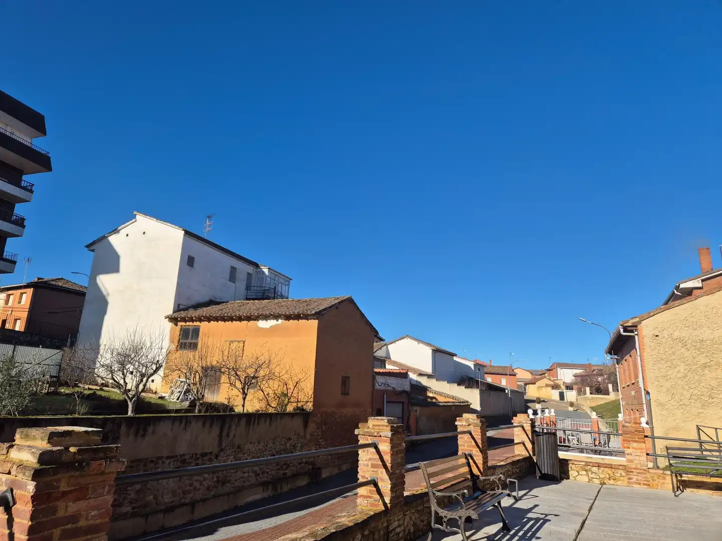 Vista exterior de Pis en venda en Almanza amb Calefacció, Terrassa i Balcó