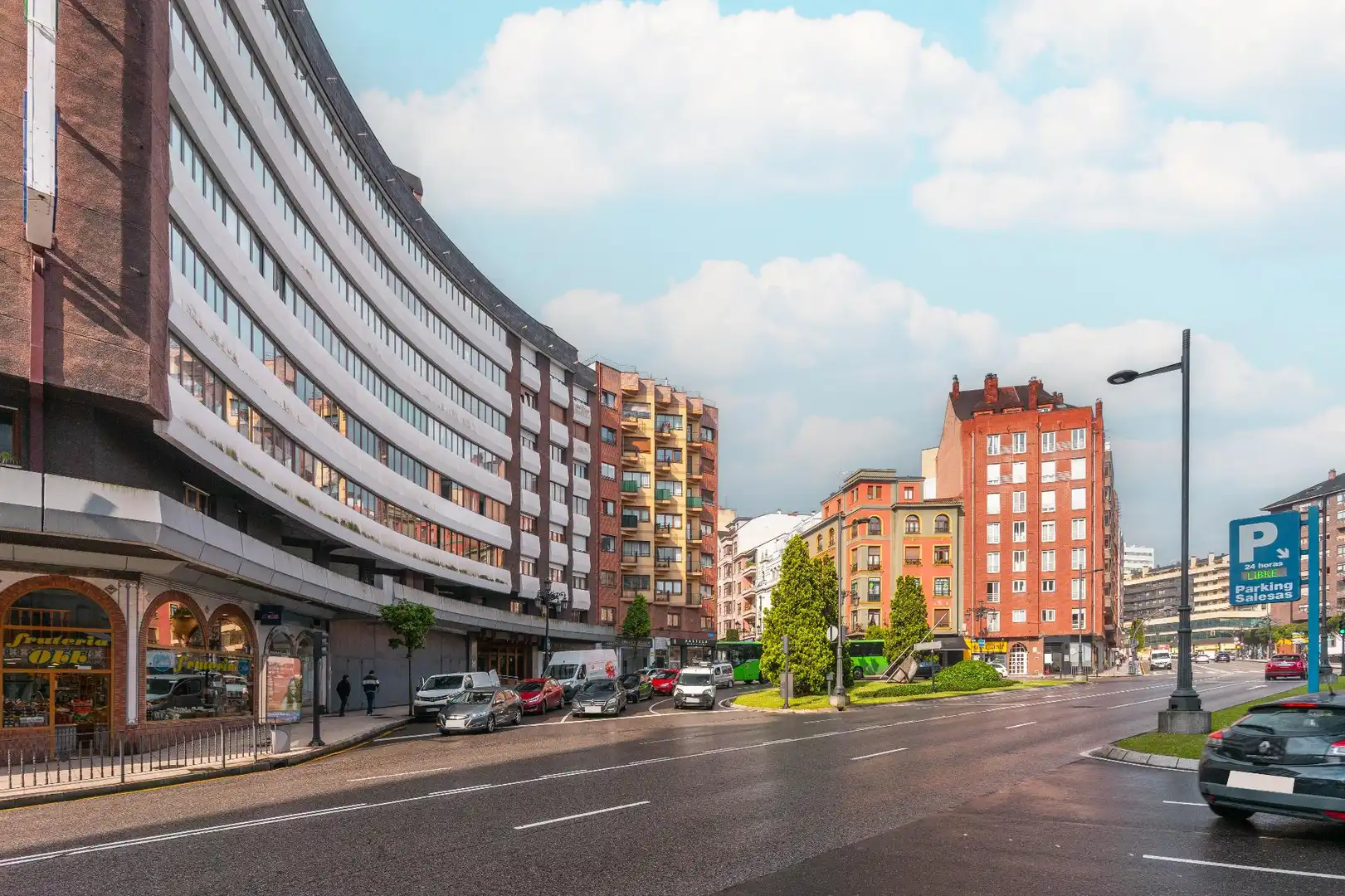 Vista exterior de Pis en venda en Oviedo  amb Terrassa i Balcó