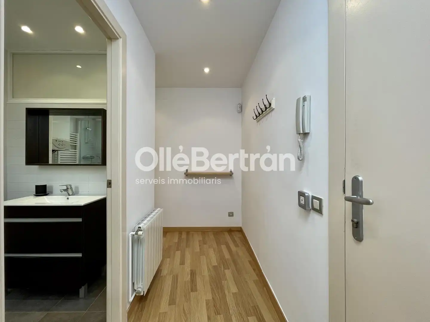 Flat for sale in Barcelona  with Air Conditioner, Heating and Oven