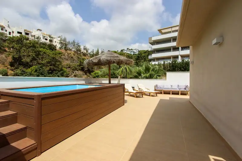Schwimmbecken von Dachboden zum Verkauf in Benahavís mit Klimaanlage, Terrasse und Schwimmbad
