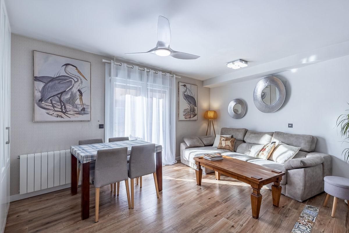 Sala de estar de Dúplex en venta en Churriana de la Vega con Calefacción y Terraza