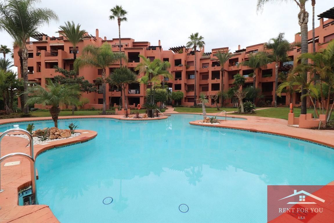 Vista exterior de Dúplex de alquiler en Marbella con Aire acondicionado, Terraza y Trastero