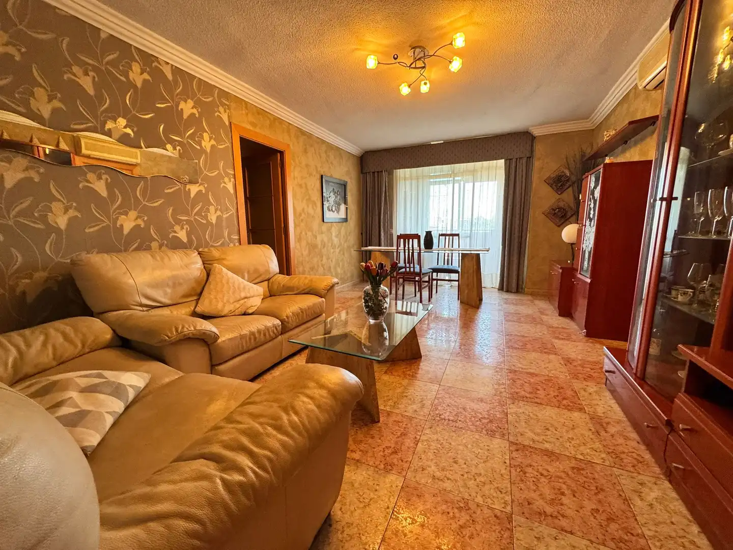 Sala de estar de Piso en venta en L'Hospitalet de Llobregat con Balcón