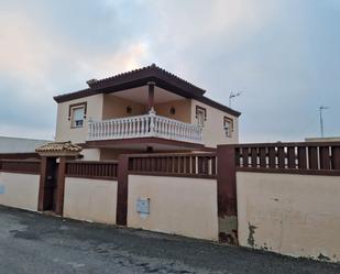 Vista exterior de Casa o xalet en venda en Chiclana de la Frontera amb Jardí privat, Terrassa i Piscina