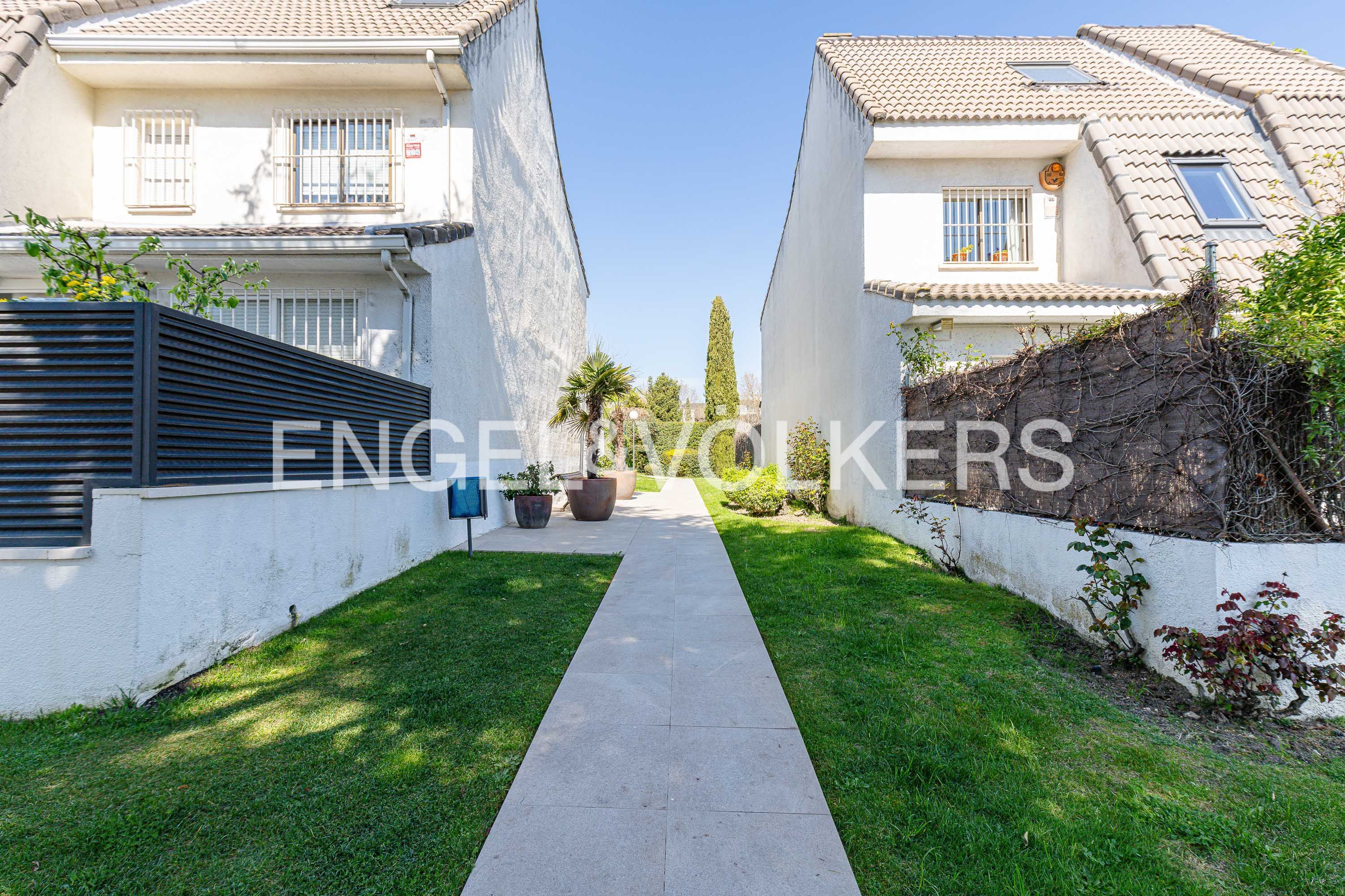 Vista exterior de Casa o xalet en venda en Pozuelo de Alarcón amb Calefacció, Jardí privat i Terrassa