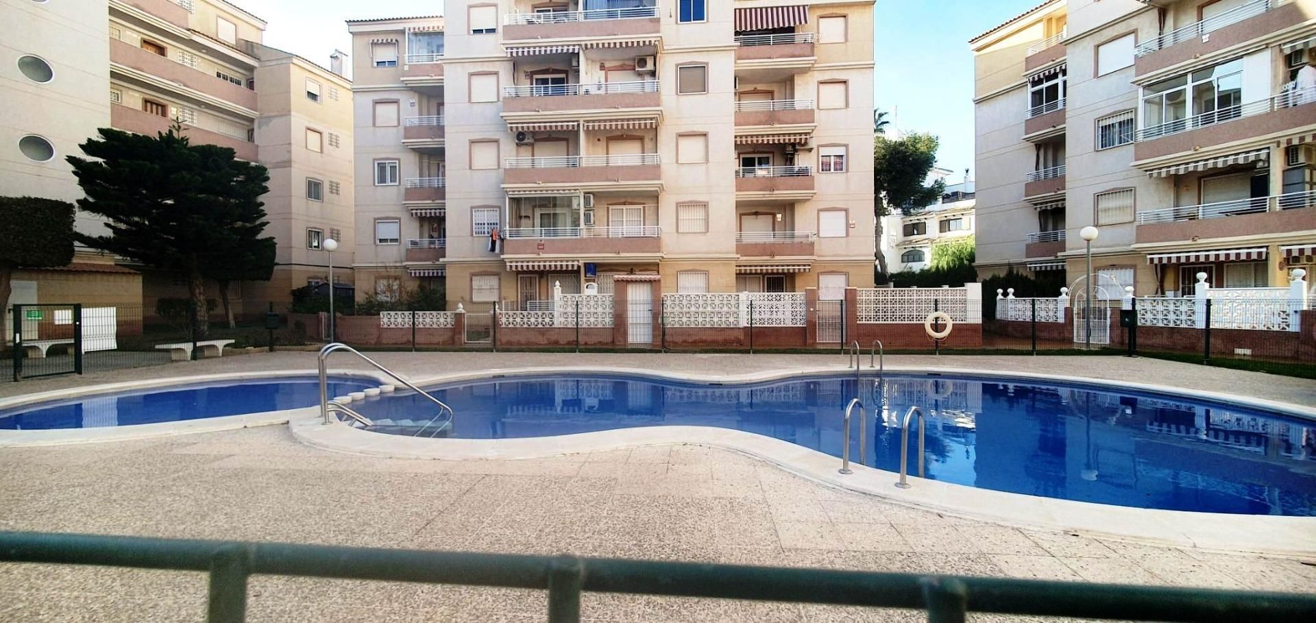Piscina de Apartament en venda en Torrevieja amb Jardí privat, Terrassa i Moblat