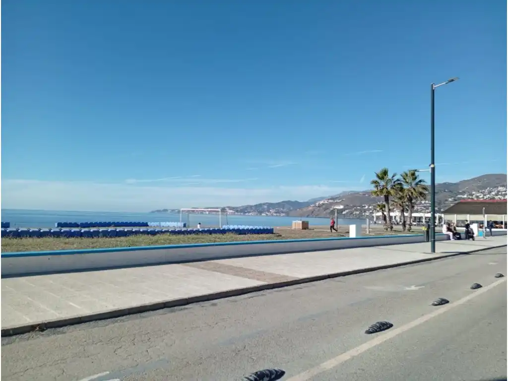 Vista exterior de Casa adosada en venda en Salobreña amb Piscina