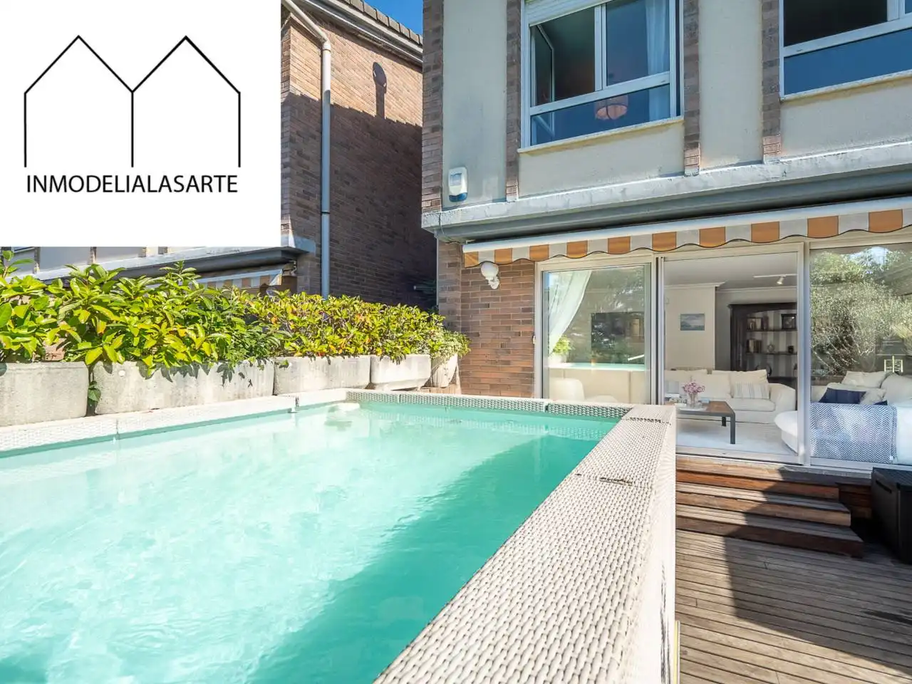 Casa con piscina en venta en Calle Arturo Campión 40