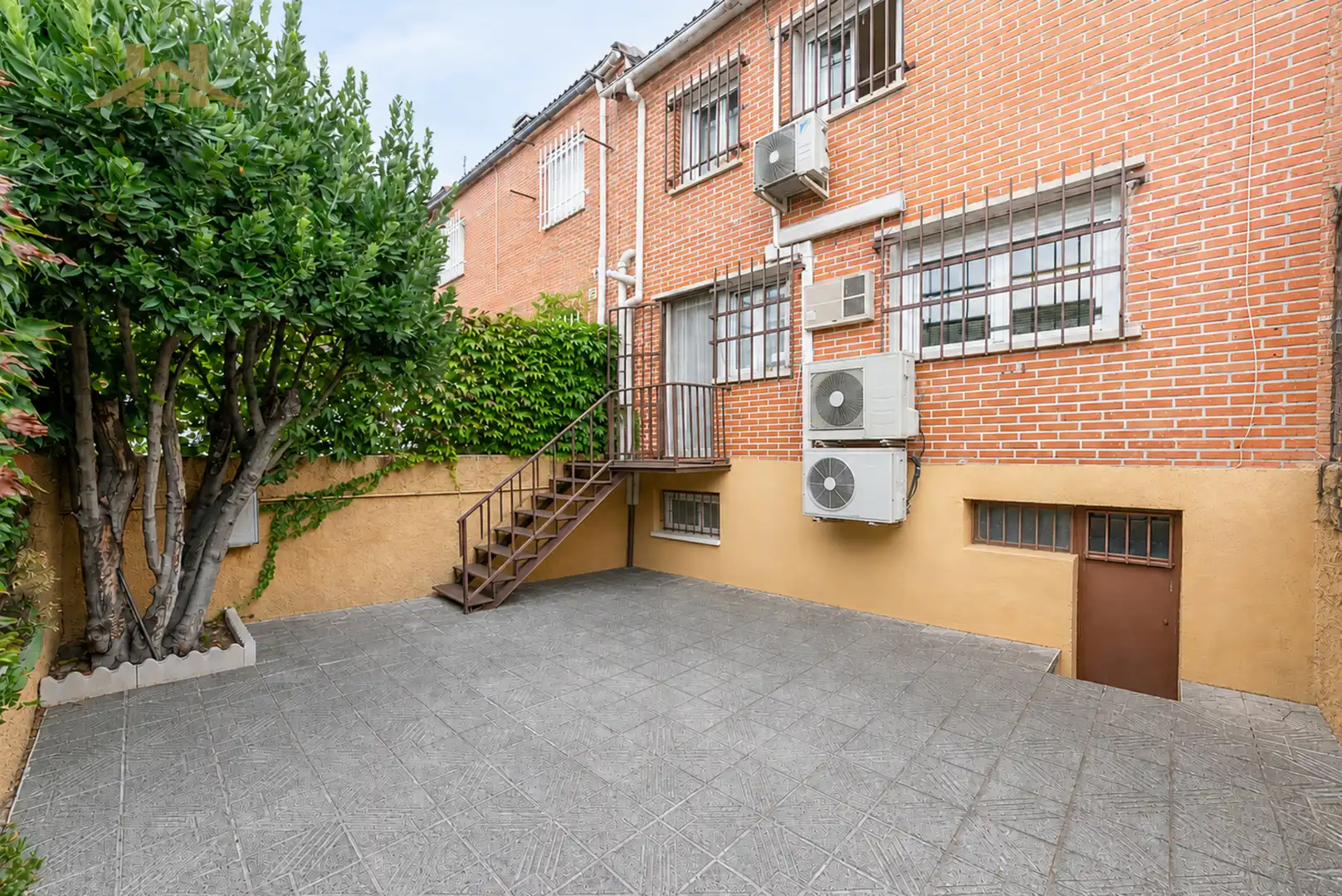 Vista exterior de Casa adosada en venda en Pozuelo de Alarcón amb Aire condicionat, Calefacció i Jardí privat