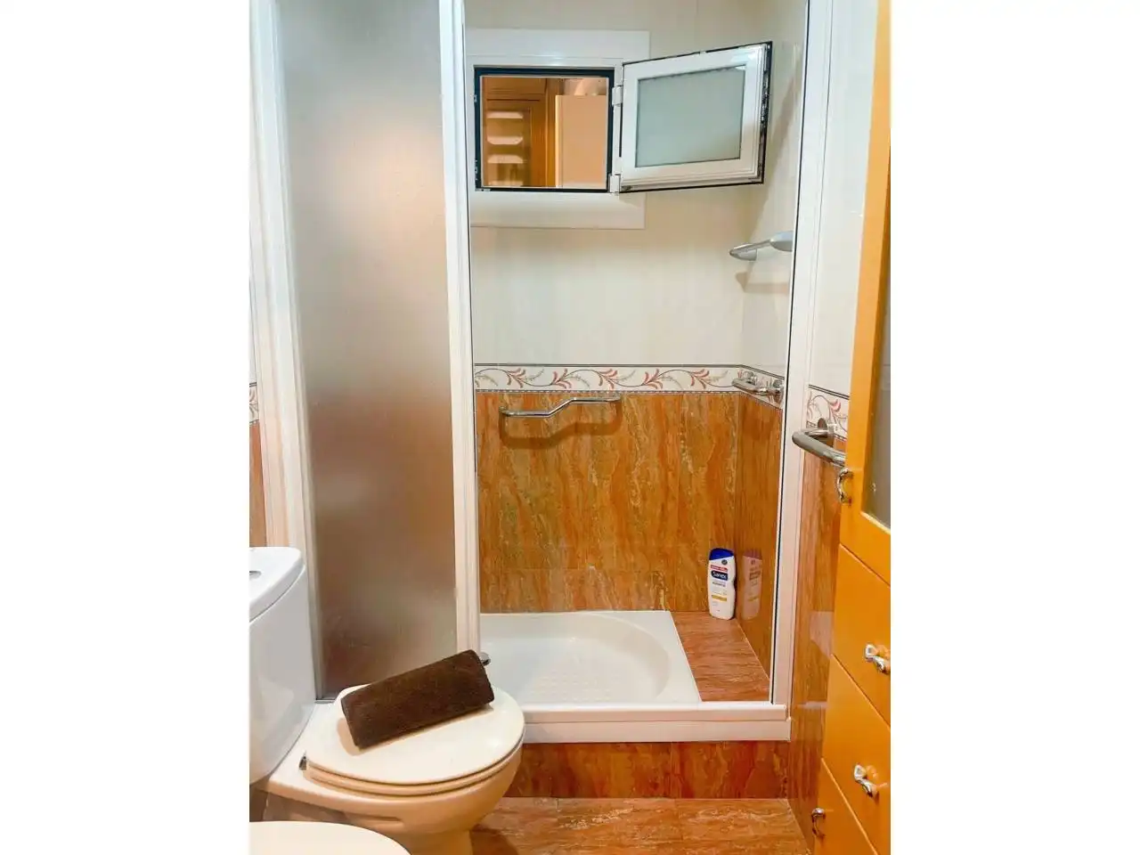 Baño de Piso de alquiler en Cerdanyola del Vallès con Calefacción y Amueblado