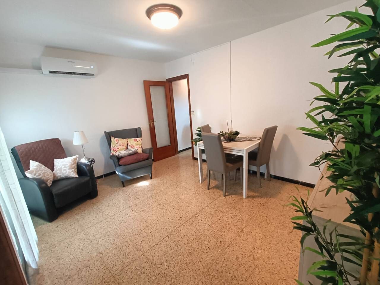 Living room of Flat for sale in Santa Coloma de Gramenet  with Air Conditioner and Balcony