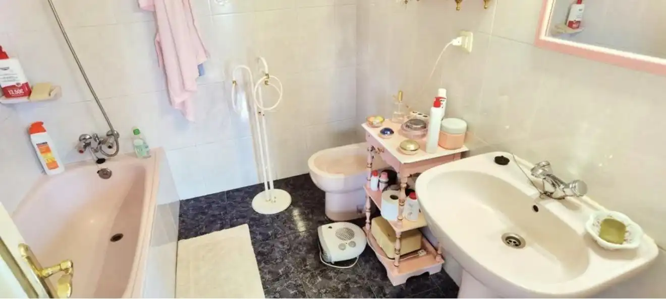 Baño de Finca rústica en venta en Gijón  con Calefacción y Jardín privado
