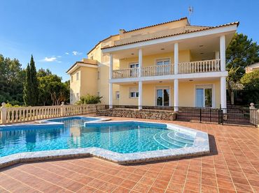 Chalet con balcón en venta en Alberic