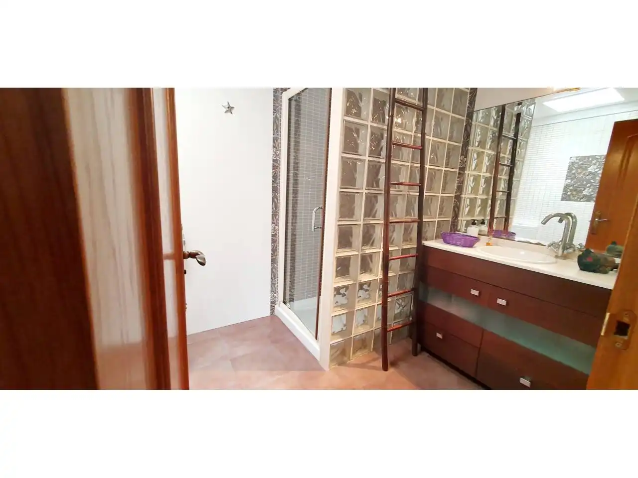 Baño de Casa adosada en venta en Roquetas de Mar con Aire acondicionado, Calefacción y Jardín privado