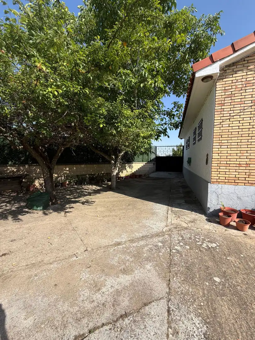 Vista exterior de Casa o xalet en venda en Marcilla amb Aire condicionat, Calefacció i Jardí privat