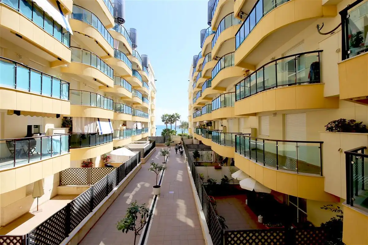Vista exterior de Apartament en venda en Estepona amb Aire condicionat, Terrassa i Moblat