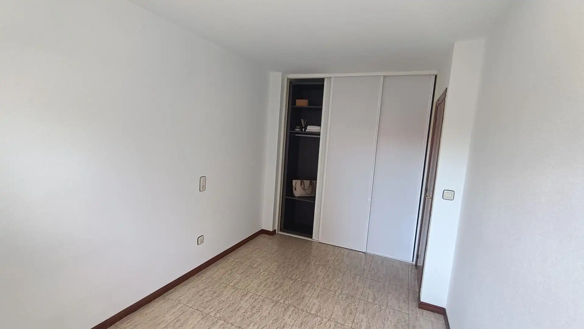Schlafzimmer von Wohnung zur Miete in Utebo mit Heizung und Ofen