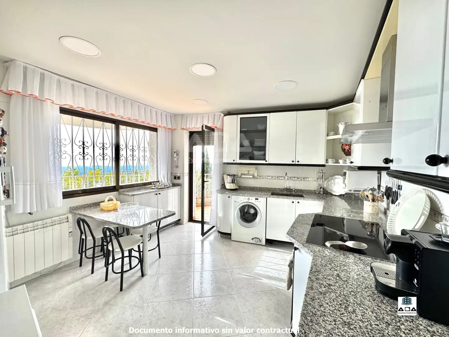 Cocina de Casa o chalet en venta en Poyales del Hoyo con Aire acondicionado, Calefacción y Jardín privado