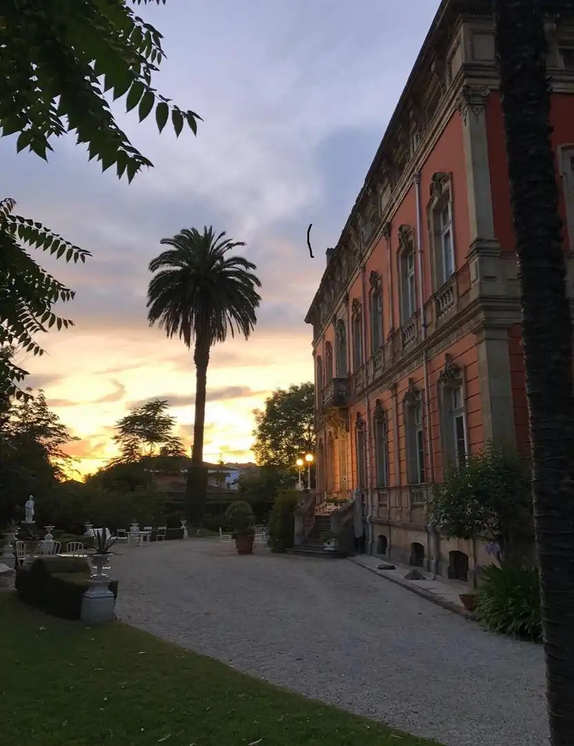 Vista exterior de Casa o xalet en venda en Gijón  amb Jardí privat, Terrassa i Moblat