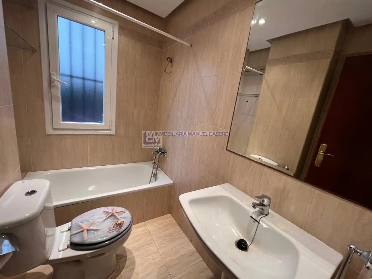 Bathroom of Flat for rent in Cáceres  with Air Conditioner, Heating and Parquet flooring