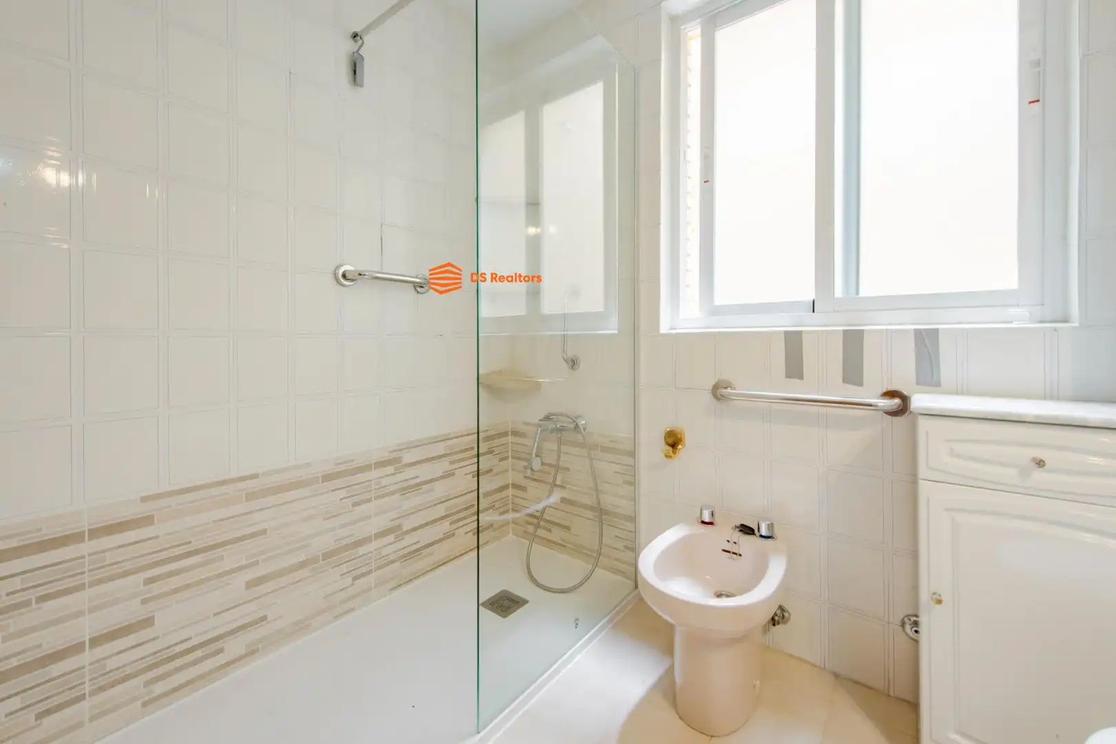Baño de Piso en venta en Madrid con Aire acondicionado, Calefacción y Jardín privado