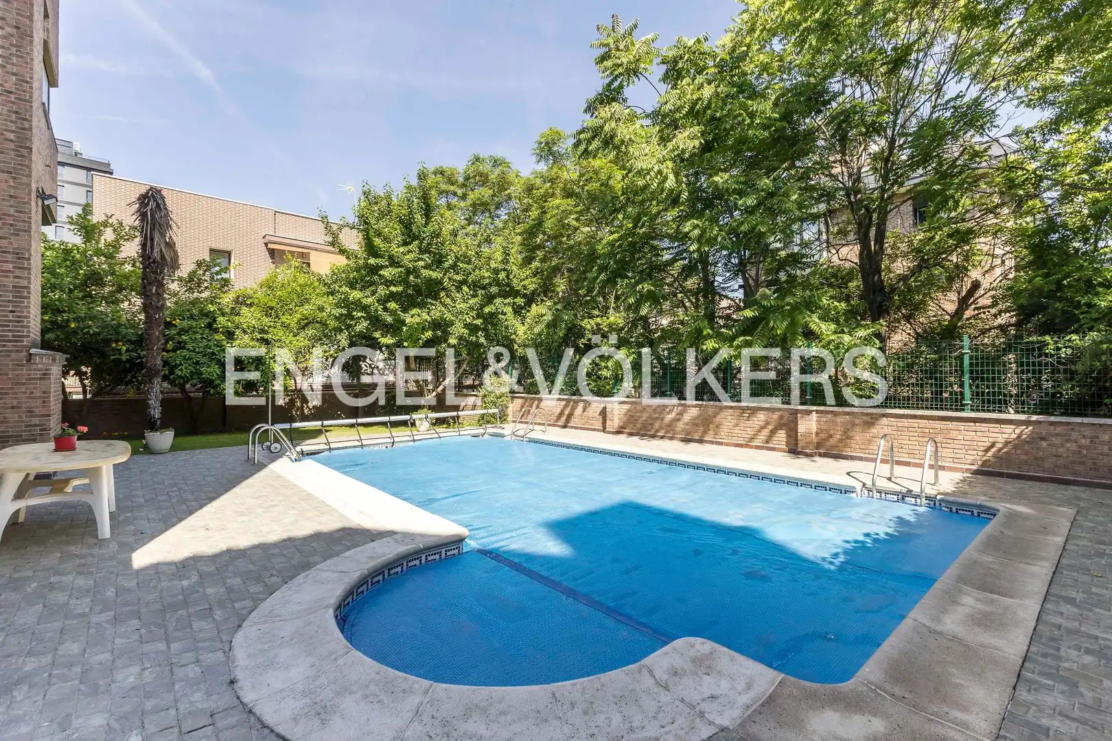 Piscina de Piso en venta en Madrid con Aire acondicionado, Calefacción y Jardín privado