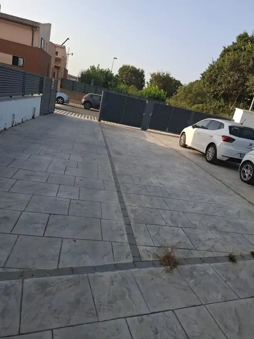 Parking of Detached homes for sale in Figueres
