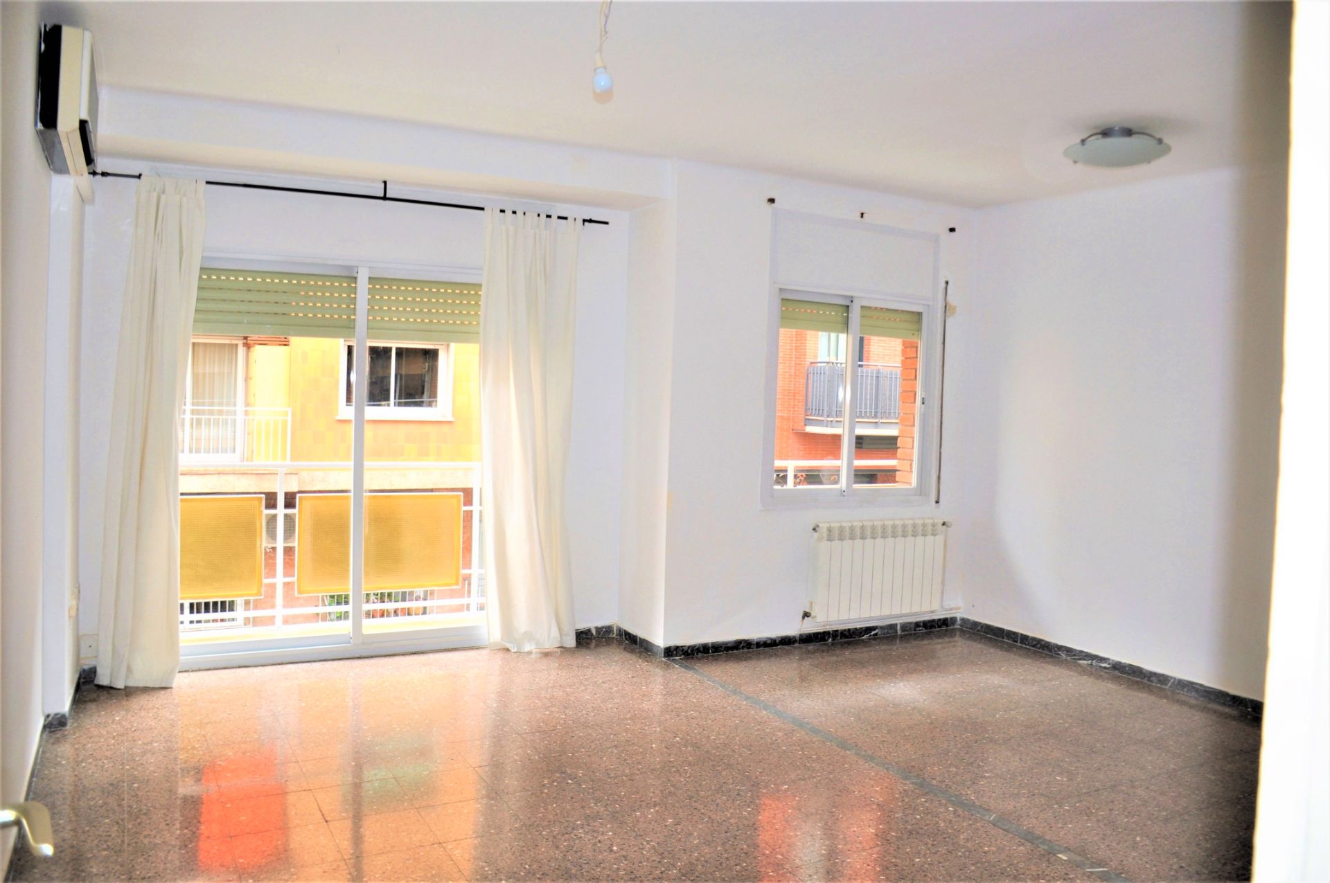 Living room of Flat for sale in  Barcelona Capital  with Air Conditioner, Heating and Oven