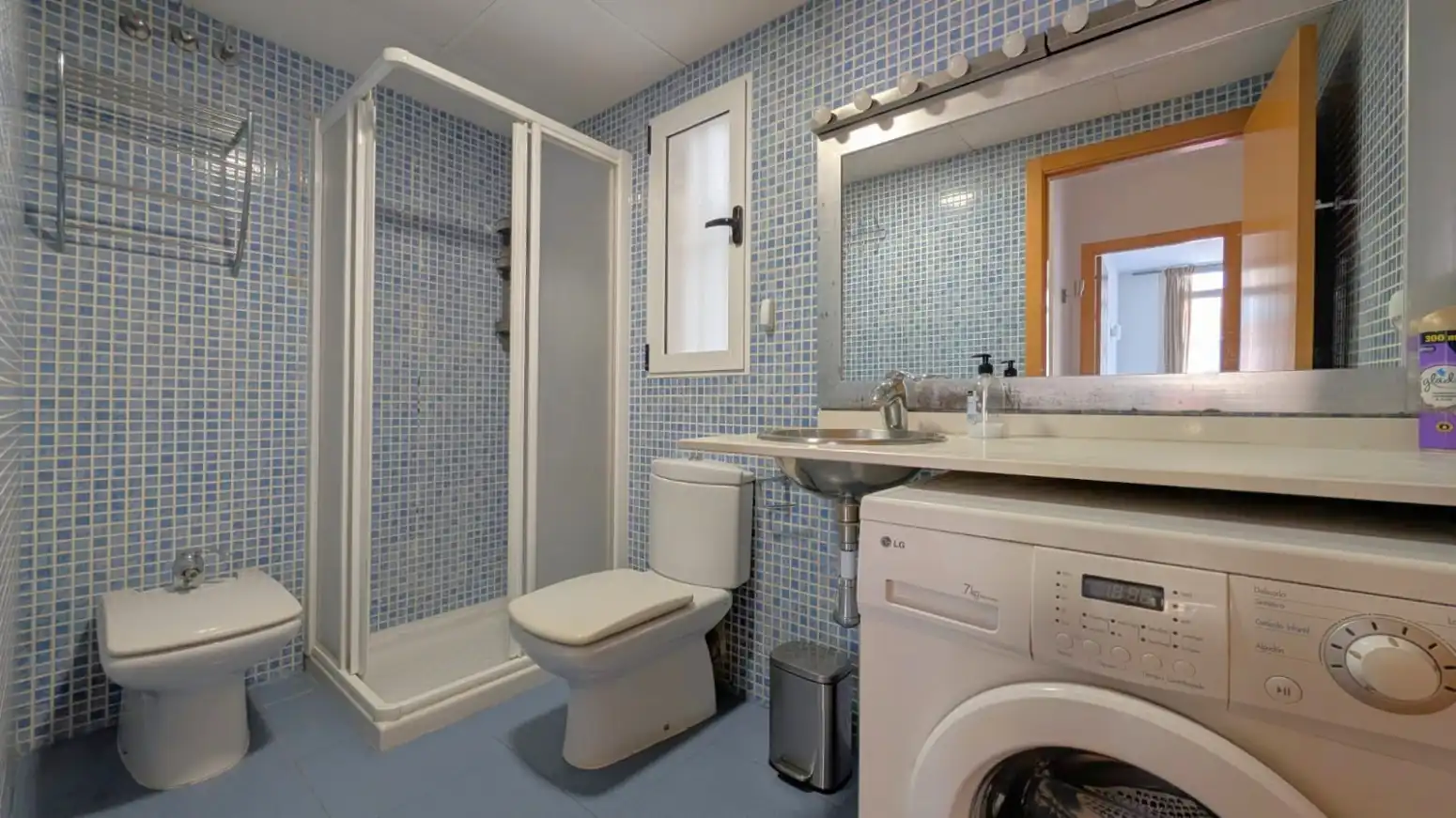 Bathroom of Flat for rent in Valencia  with Air Conditioner, Heating and Terrace