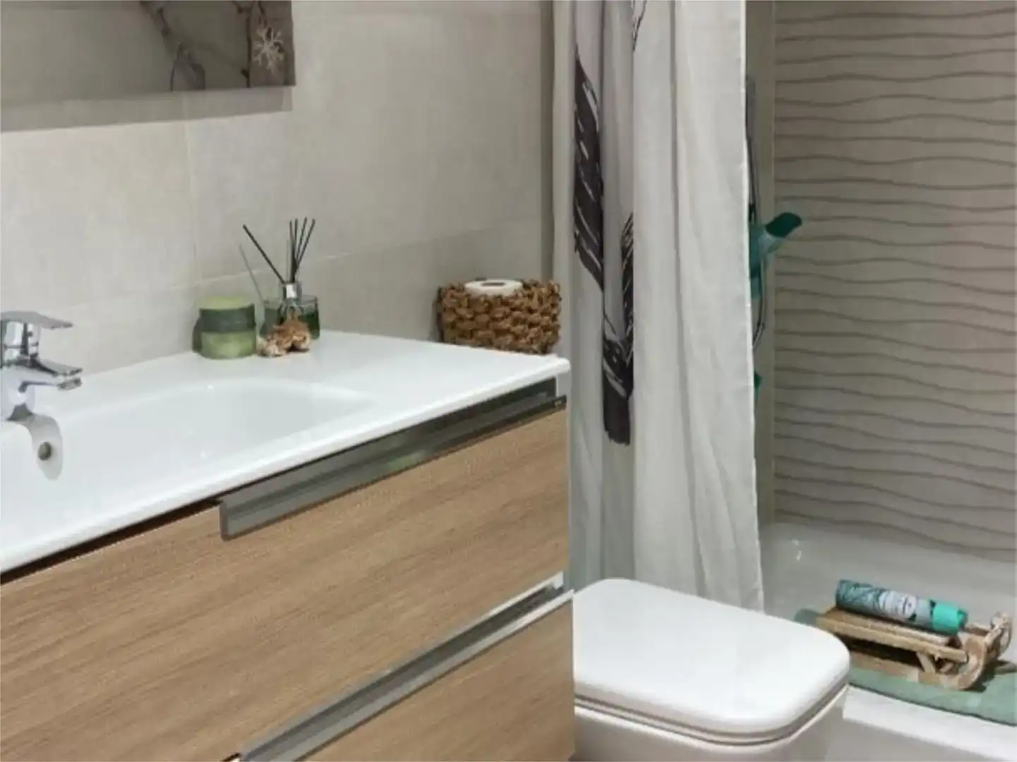 Bathroom of Attic for share in Manresa  with Air Conditioner, Parquet flooring and Furnished