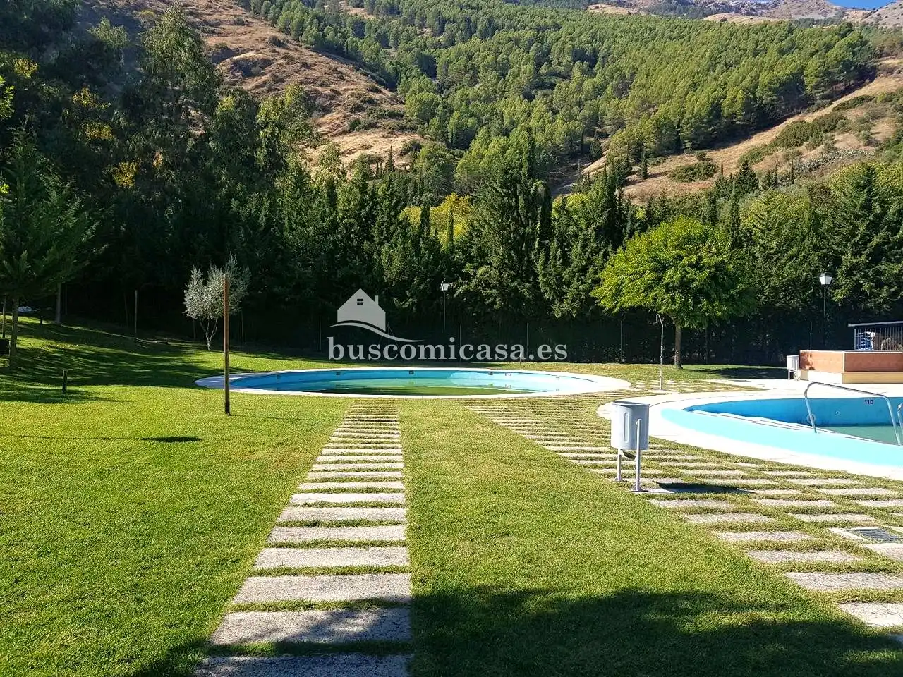 Piscina de Casa adosada en venda en Jaén amb Aire condicionat, Calefacció i Terrassa