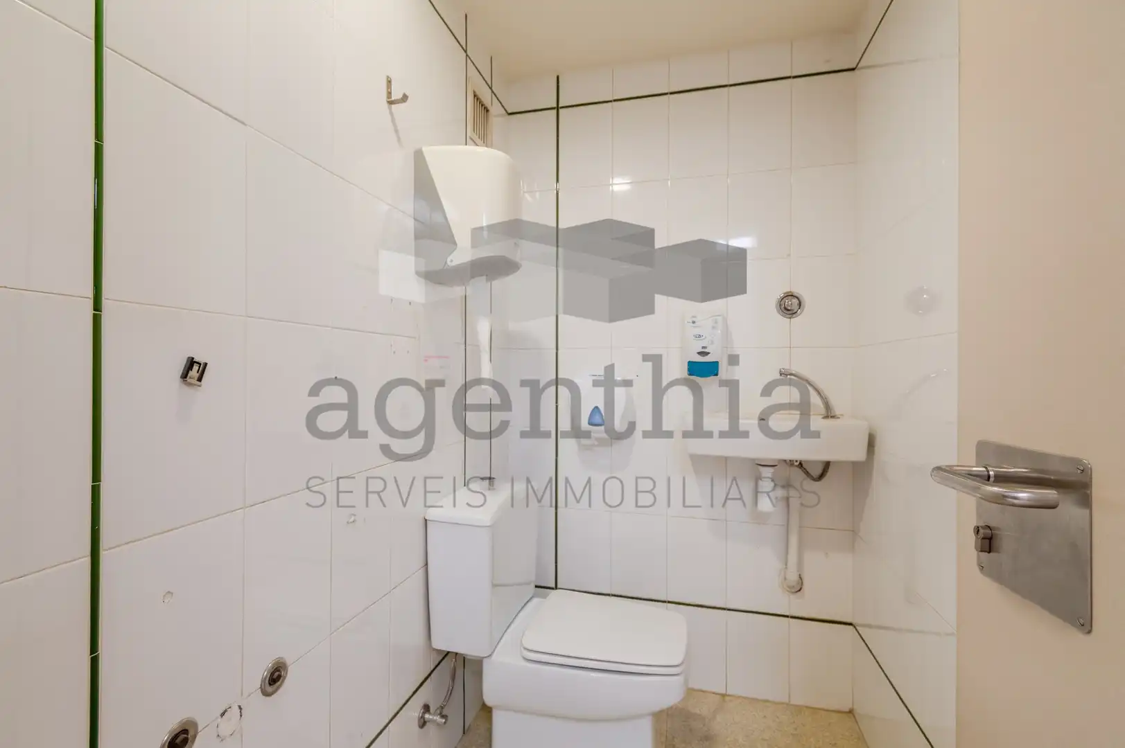 Badezimmer von Geschaftsraum zum Verkauf in Girona mit Klimaanlage