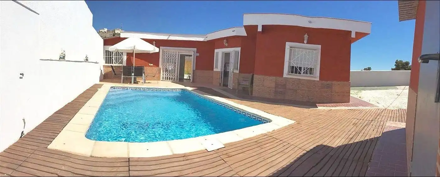 Chalet con piscina en venta en Los Collados-Los Geraneos