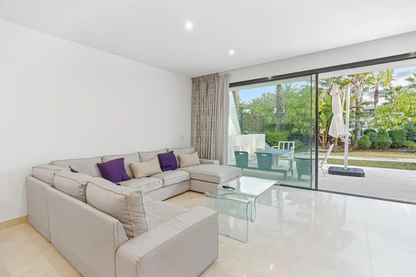 Sala de estar de Casa adosada en venta en Mijas con Aire acondicionado, Jardín privado y Terraza