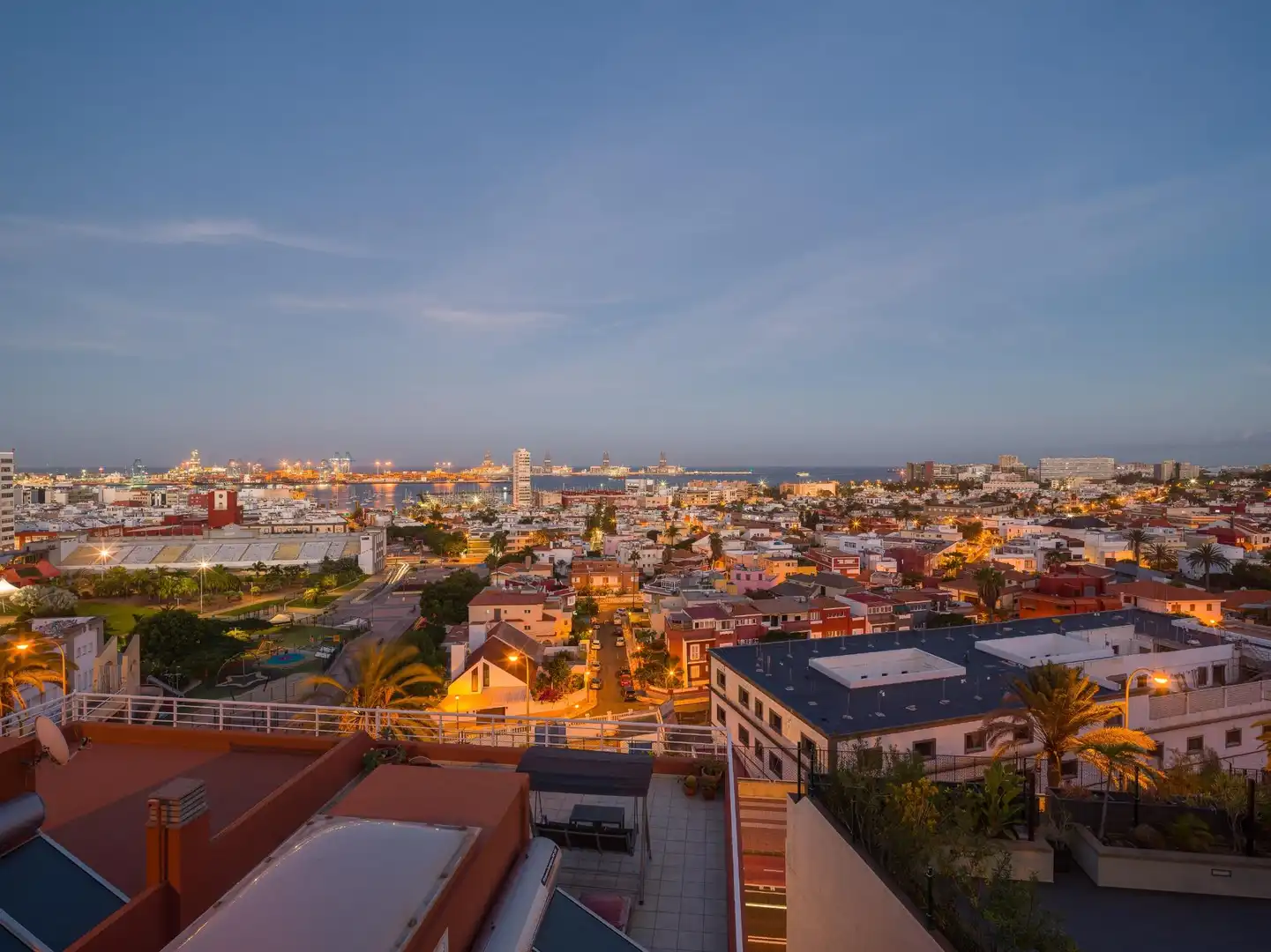 Vista exterior de Casa adosada en venda en Las Palmas de Gran Canaria amb Jardí privat, Terrassa i Traster