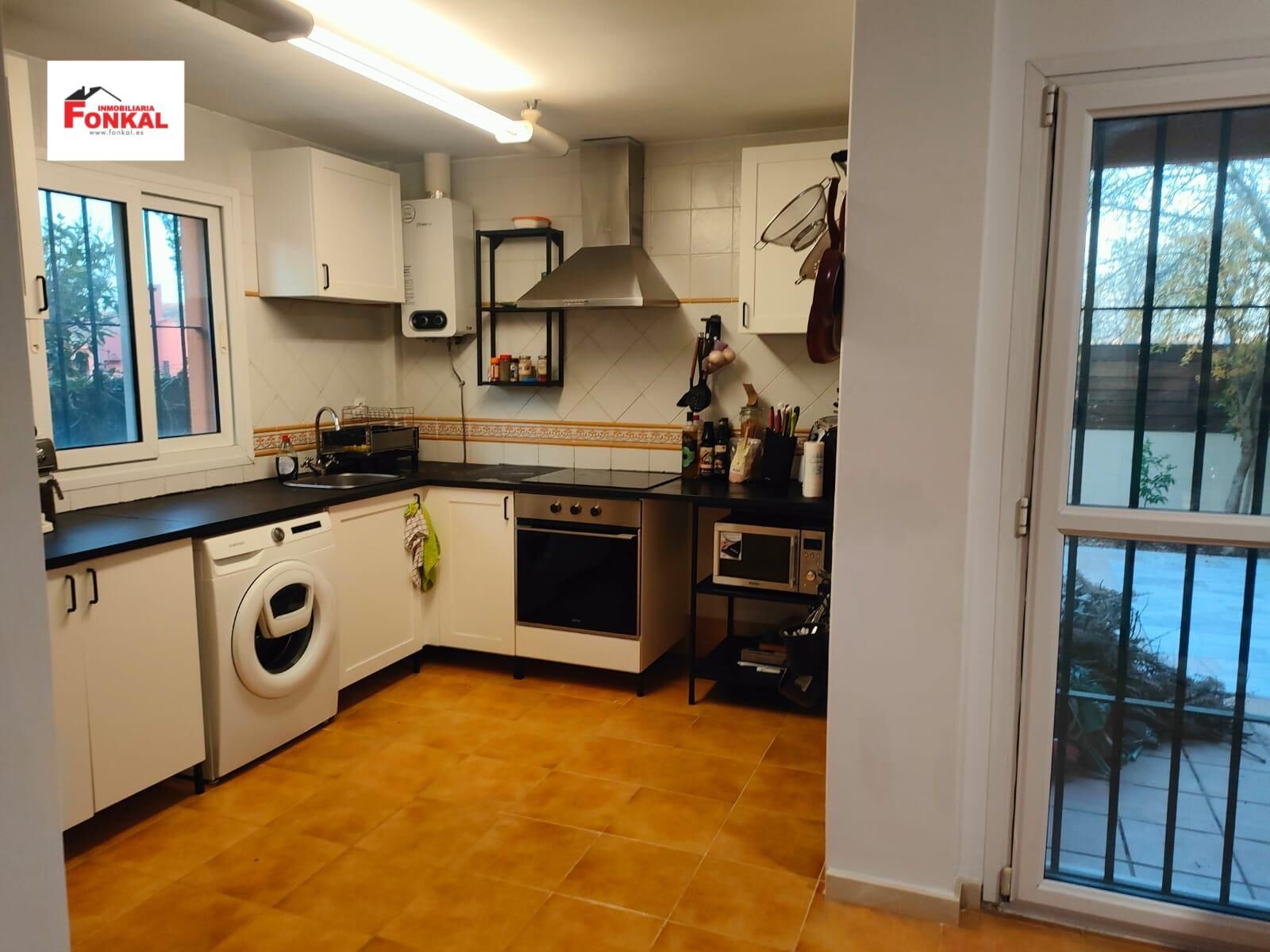 Cuina de Casa adosada en venda en Jerez de la Frontera amb Jardí privat, Terrassa i Balcó