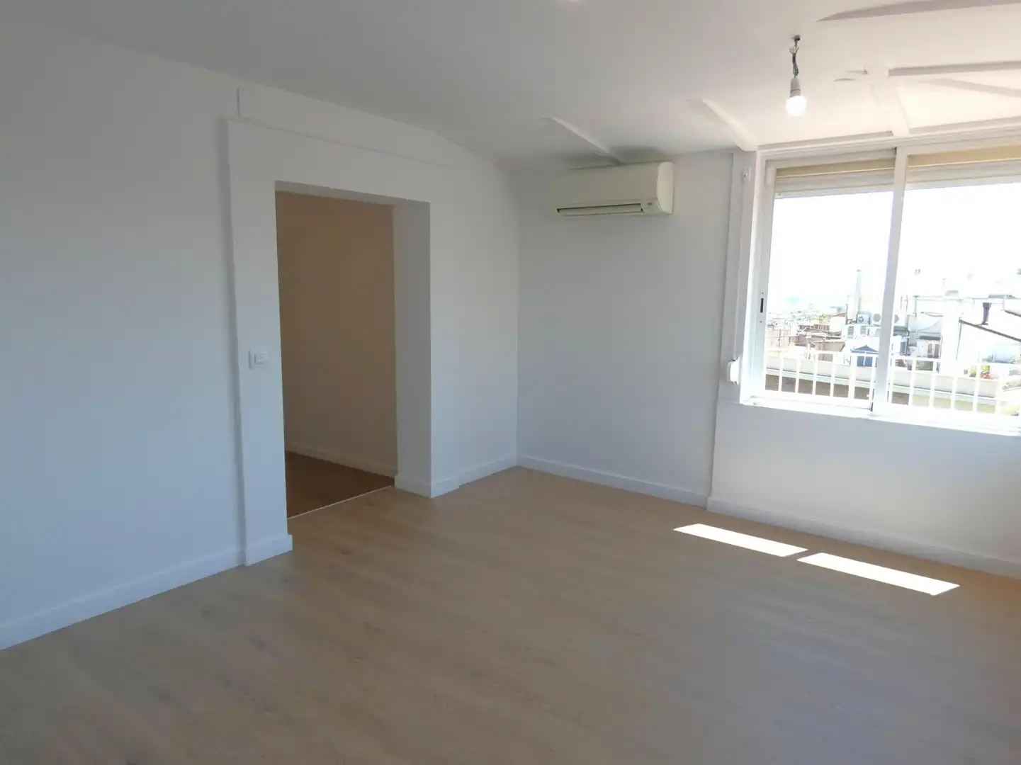 Wohnzimmer von Dachboden zur Miete in Barcelona mit Parkett