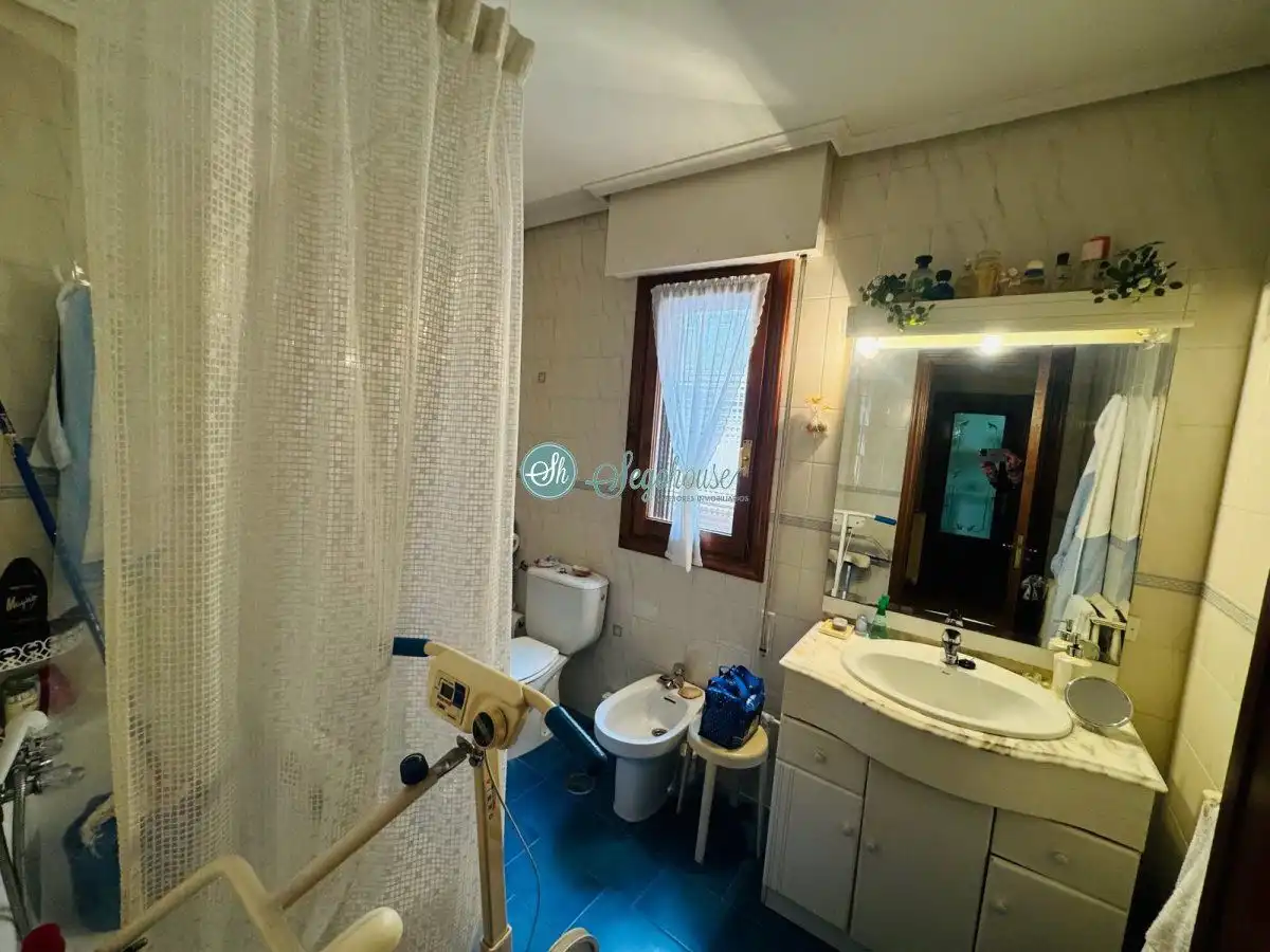 Baño de Piso en venta en Segovia con Calefacción, Terraza y Trastero
